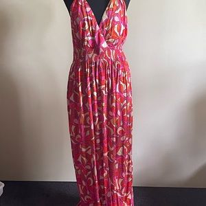 V neck dress with elastic waist.